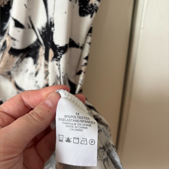 🎉4/30$🎉 Monochrome Floral Drape Tank – Size 1X - Picture 3 of 4